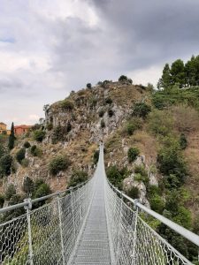 castello di laviano e ponte tibetano www.viaggitralenuvole.it